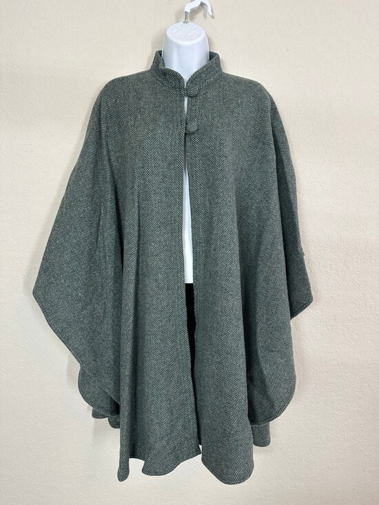 Wool Accessories - Texas Body Hangings Wool Blend Cape Poncho Herringbone Green Frog Closure Womens